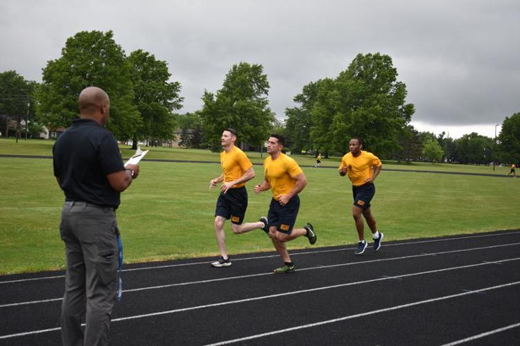 学员在体能训练中慢跑.